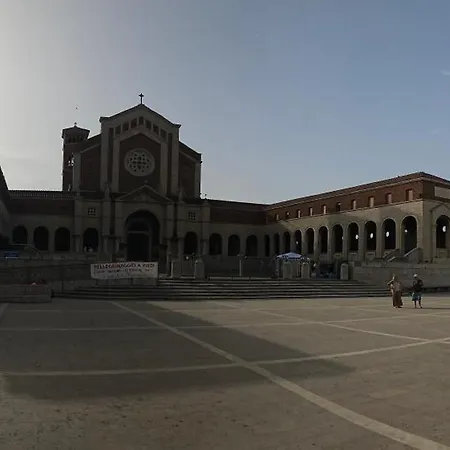 Dom wakacyjny Terrazza A E Chiesa Giubilare Santa Maria Goretti Nettuno